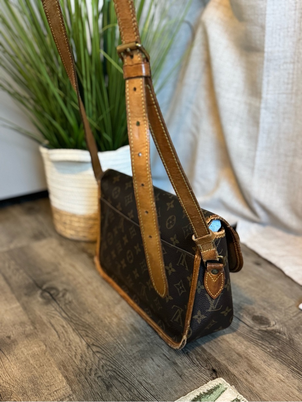 PRE-OWNED Louis Vuitton GIBECIERE MM MONOGRAM
SHOULDER BAG - Picture 4 of 7
